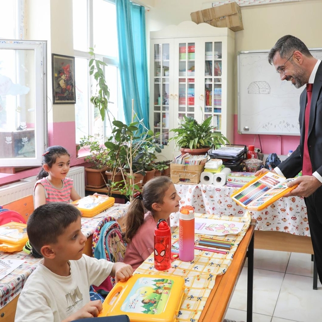 Bitlis Belediye Başkanı Tanğlay, öğrencilere boyama seti dağıttı