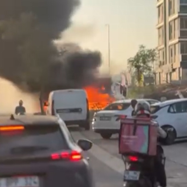 Seyyar kokoreç minibüsü alev alev yandı