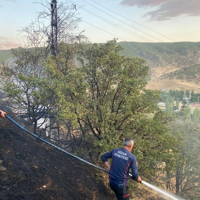 Hizan'da çıkan anız yangını söndürüldü
