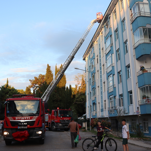 Ordu'da binanın çatısında çıkan yangında hasar oluştu