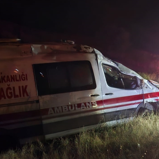 Gümüşhane'de devrilen ambulanstaki 3 sağlık personeli yaralandı