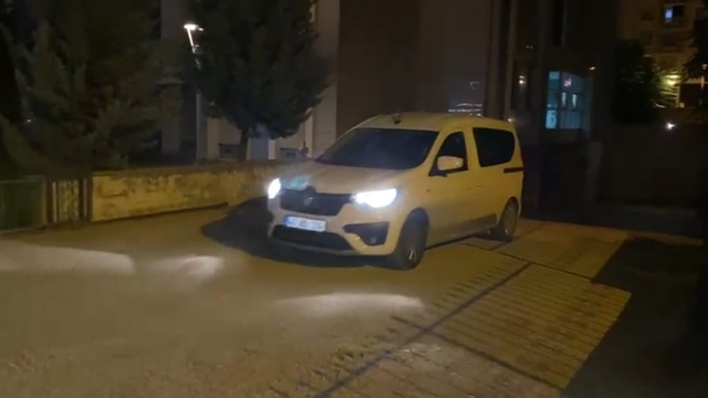 Kuyumcu, iş yerinin kepengine 'Kısa bir mola' yazılı kağıt asıp ortadan kayboldu (2)