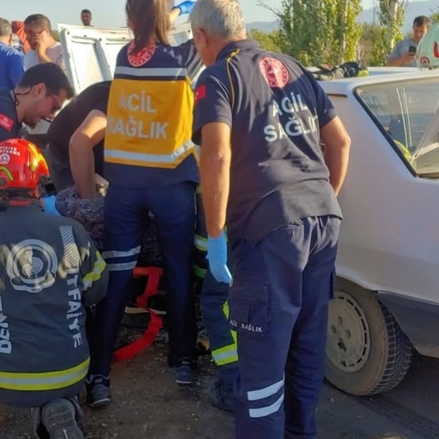 Denizli'de hafif ticari araca çarpan otomobildeki 1 kişi öldü, 5 kişi yaral...