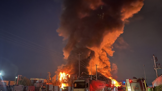Kocaeli'de, lojistik deposunda yangın