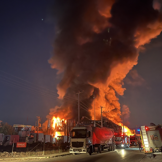 Kocaeli'de, lojistik deposunda yangın