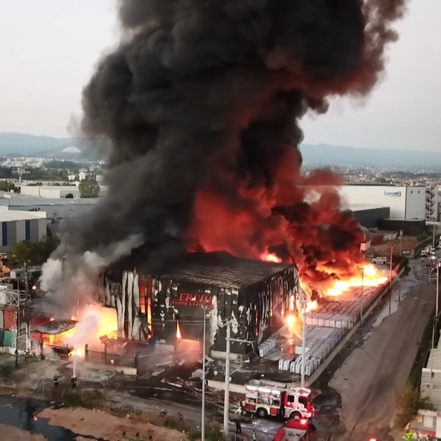 Kocaeli'de lojistik deposunda yangın (2)