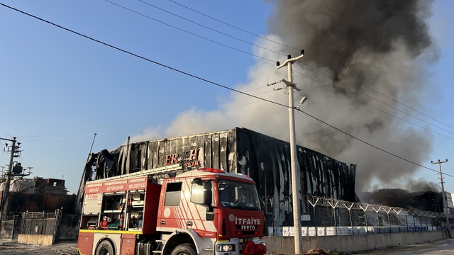 Kocaeli'de lojistik deposunda yangın (3)