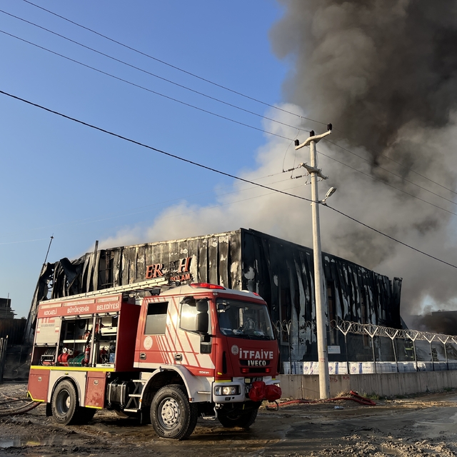 Kocaeli'de lojistik deposunda yangın (3)