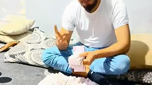 Çaldıkları altınları bozdurup, paraları odaya dökerek birbirini kutlamışlar