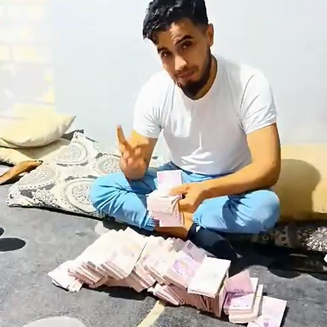 Çaldıkları altınları bozdurup, paraları odaya dökerek birbirini kutlamışlar