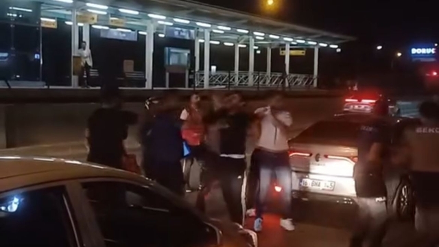 Trafikteki 'yol verme' kavgası kamerada; 2 gözaltı