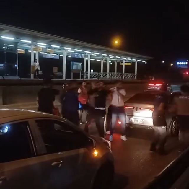 Trafikteki 'yol verme' kavgası kamerada; 2 gözaltı