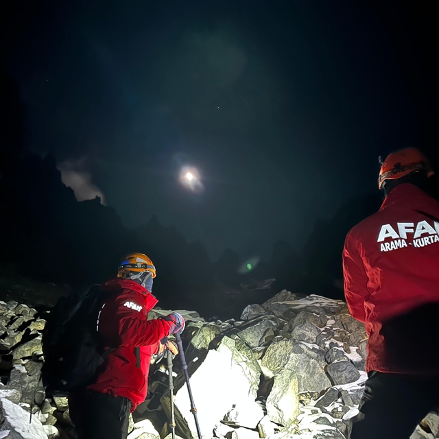 Kaçkar Dağı'na tırmanırken mahsur kalan Polonyalı 2 dağcı, 12 saate kurtarı...