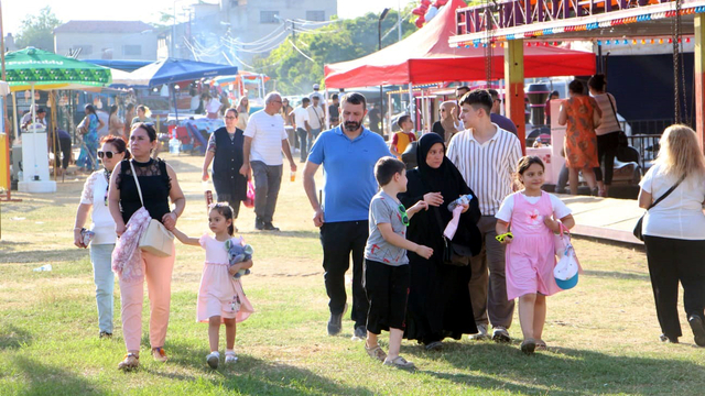 115 yıllık panayırda, ev ortamına çevirdikleri traktör kasalarında konaklıyorlar