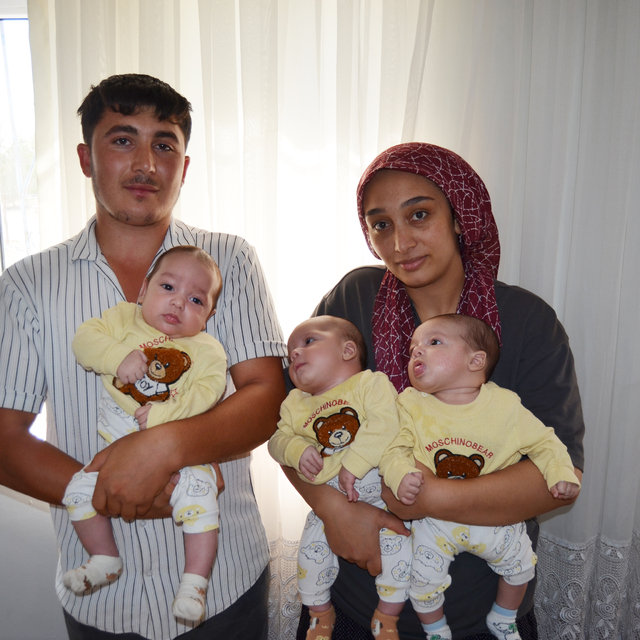 Üçüzleri olan baba, işi bırakıp bebek bakmak zorunda kaldı