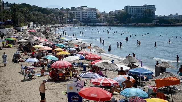 Kuşadası'nda sarı yaz hareketliliği; otellerdeki doluluk oranı yüzde 80'lere ulaştı