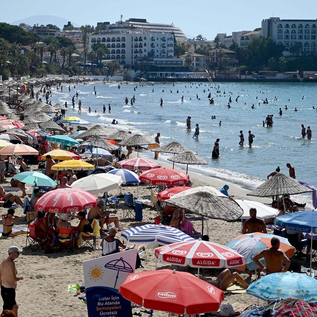 Kuşadası'nda sarı yaz hareketliliği; otellerdeki doluluk oranı yüzde 80'ler...