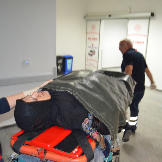 Annesi, kardeşi ve komşusunu tabancayla vurup, intihara kalkışan şüpheli öl...