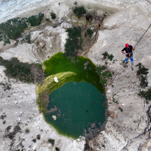 Zirvelerden yerin derinliğine inen dağcılar obruk tehlikesine dikkati çekti