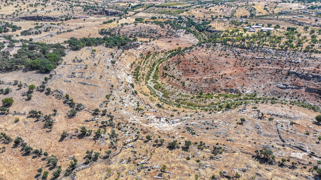 Diyarbakır'da eski taş ocağındaki arkeolojik kazıda 112 mezar bulundu