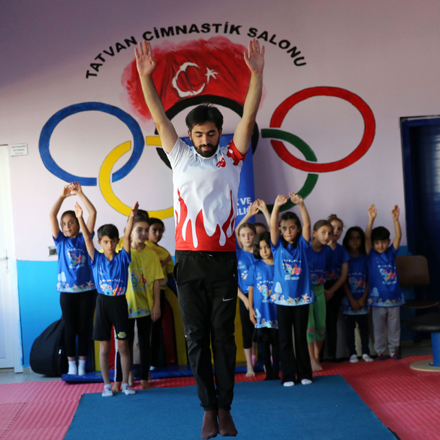 Cimnastiği müzikle buluşturan antrenör geleceğin sporcularını yetiştiriyor