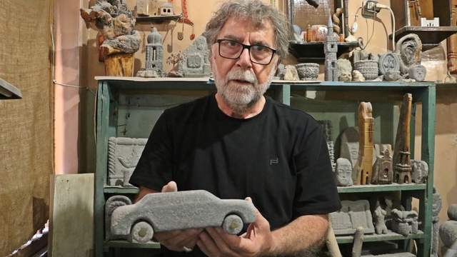 Emekli Fransızca öğretmeni, bu kez de Karacadağ taşından araç figürleri yaptı