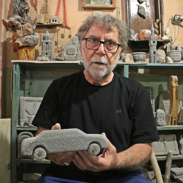 Emekli Fransızca öğretmeni, bu kez de Karacadağ taşından araç figürleri yap...