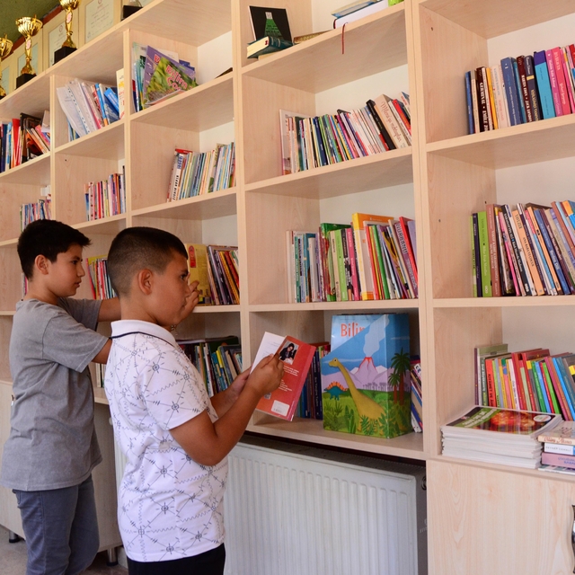 Bu mahallede kitap okuyan çocuklar ücretsiz saç tıraşı olabiliyor