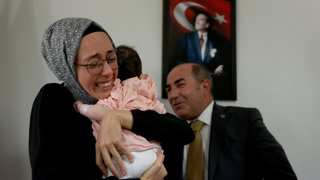 Antalya'da devlet korumasındaki 5 çocuk koruyucu aileleriyle buluştu