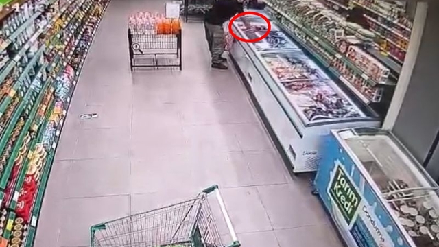 El ele geldikleri marketten kavurma çaldılar; o anlar kamerada