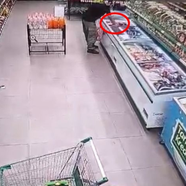 El ele geldikleri marketten kavurma çaldılar; o anlar kamerada