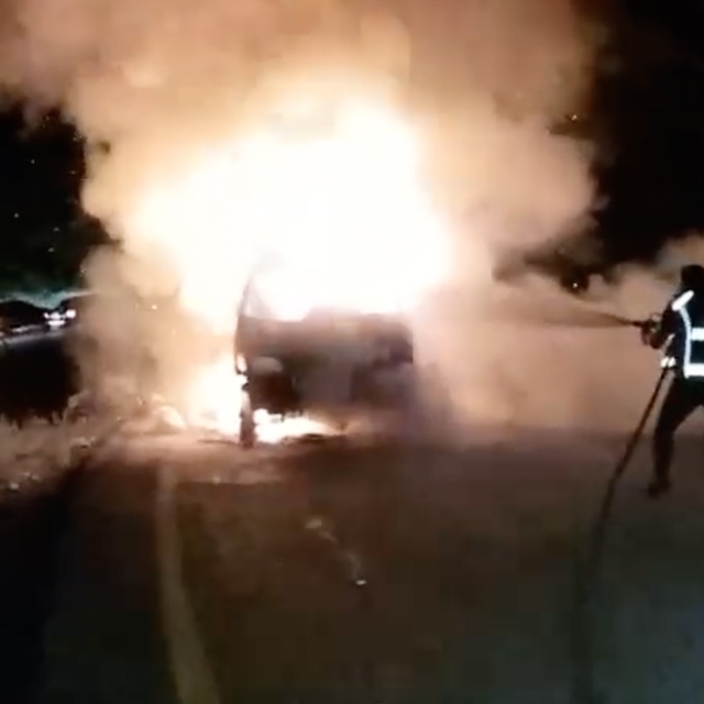 Sinop'ta seyir halindeyken yangın çıkan kamyonet kullanılamaz hale geldi