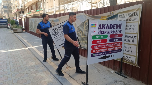 Cizre'de kaldırımlara izinsiz konulan reklam panoları ve dubalar kaldırıldı