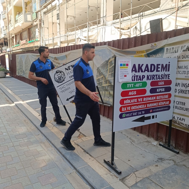 Cizre'de kaldırımlara izinsiz konulan reklam panoları ve dubalar kaldırıldı