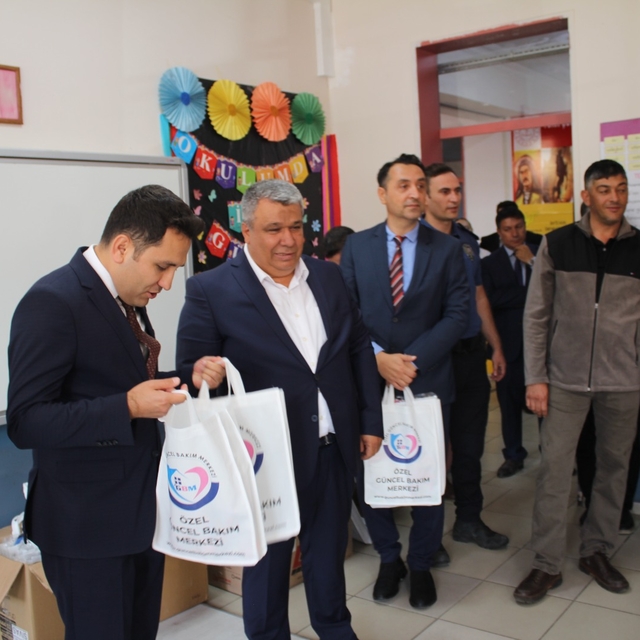 Yıldızeli'nde yaşlılardan öğrencilere kırtasiye desteği