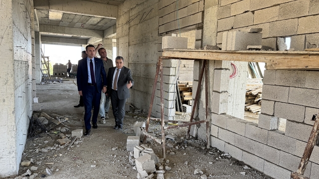 Çaldıran Kaymakamı Bakan, okul inşaatını inceledi