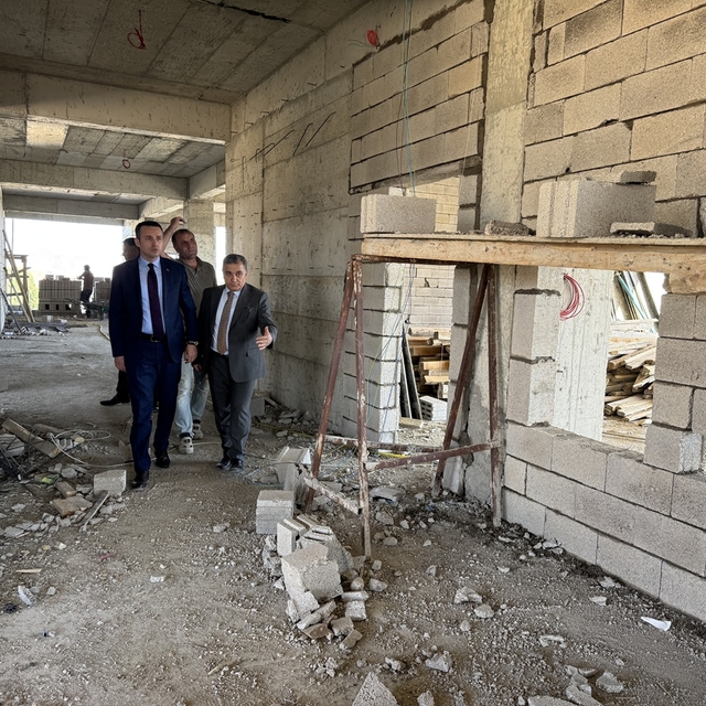 Çaldıran Kaymakamı Bakan, okul inşaatını inceledi