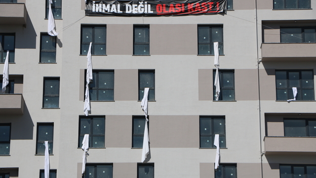 İnşa ettikleri binalara, Kartalkaya'daki yangın faciasında ölenler için 78 çarşaf astı