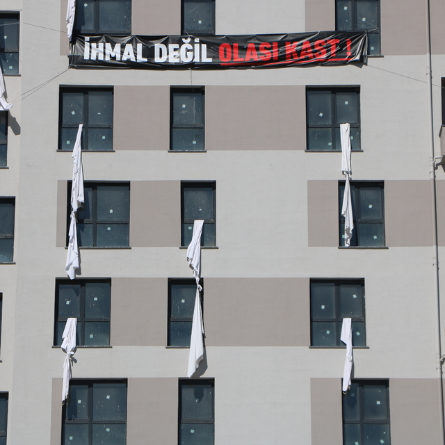 İnşa ettikleri binalara, Kartalkaya'daki yangın faciasında ölenler için 78...