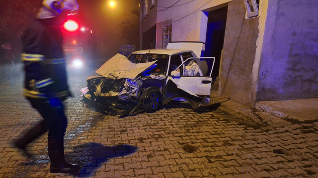 Otomobil, römorka çarptı; 1 ölü, 1 yaralı