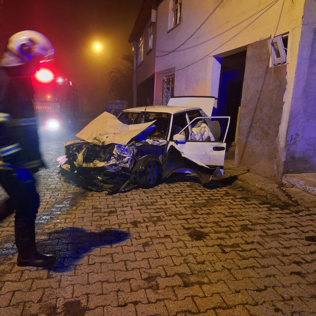 Otomobil, römorka çarptı; 1 ölü, 1 yaralı