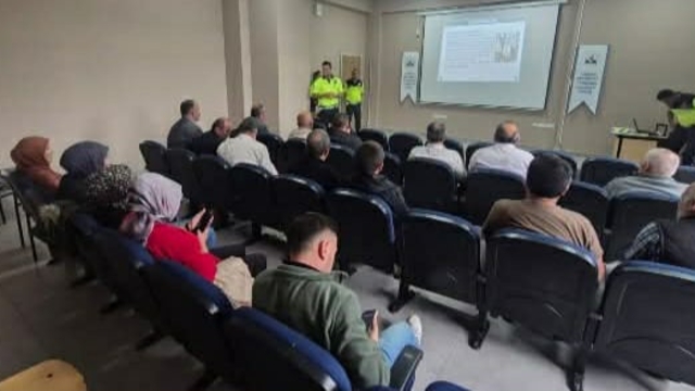 Dikmen'de öğrenci servisi sürücüleri ve rehber personeller bilgilendirildi