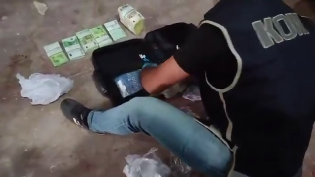 Manavgat Belediyesi'ne yönelik rüşvet soruşturmasında külçe altın, avro ve dolarlar depoda bulundu