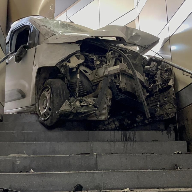 Lastiği patlayan hafif ticari araç alt geçide girdi, sürücü yaralandı