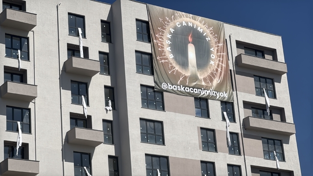 Kartalkaya'daki otel yangınına dikkati çekmek için 2 binanın camlarından 78 çarşaf sarkıtıldı