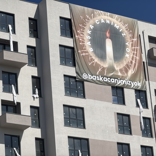 Kartalkaya'daki otel yangınına dikkati çekmek için 2 binanın camlarından 78...