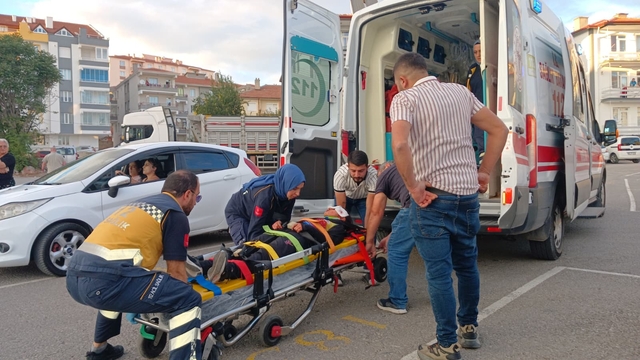 Çorum'da otomobil aydınlatma direğine çarptı, 2 kişi yaralandı
