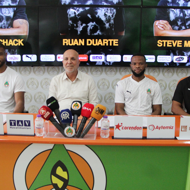 Alanyaspor, kadrosuna kattığı 3 oyuncu için imza töreni düzenledi