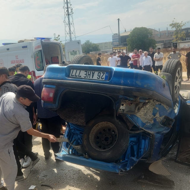 Bursa'da otomobilin devrildiği kazada 2 kişi yaralandı