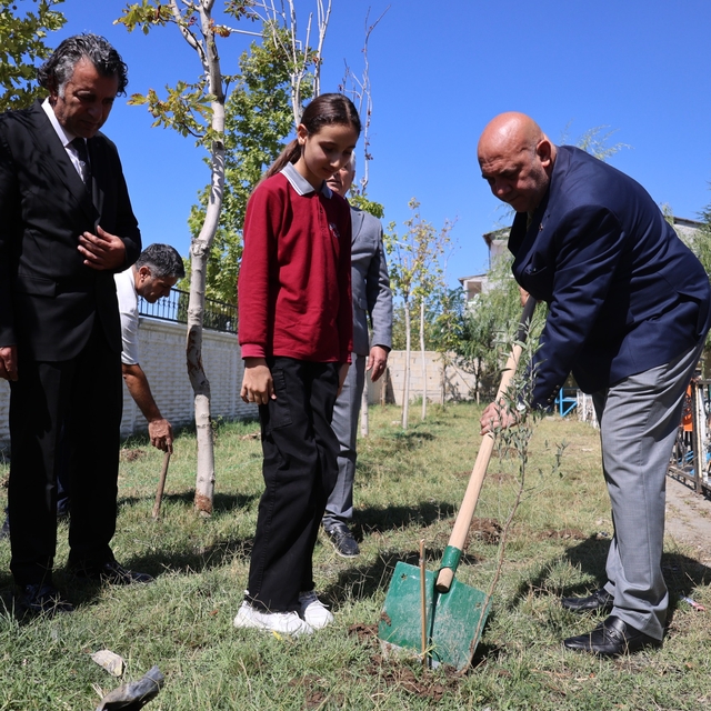 Van'da "yeşil vatan" projesi kapsamında öğrenciler fidan dikti